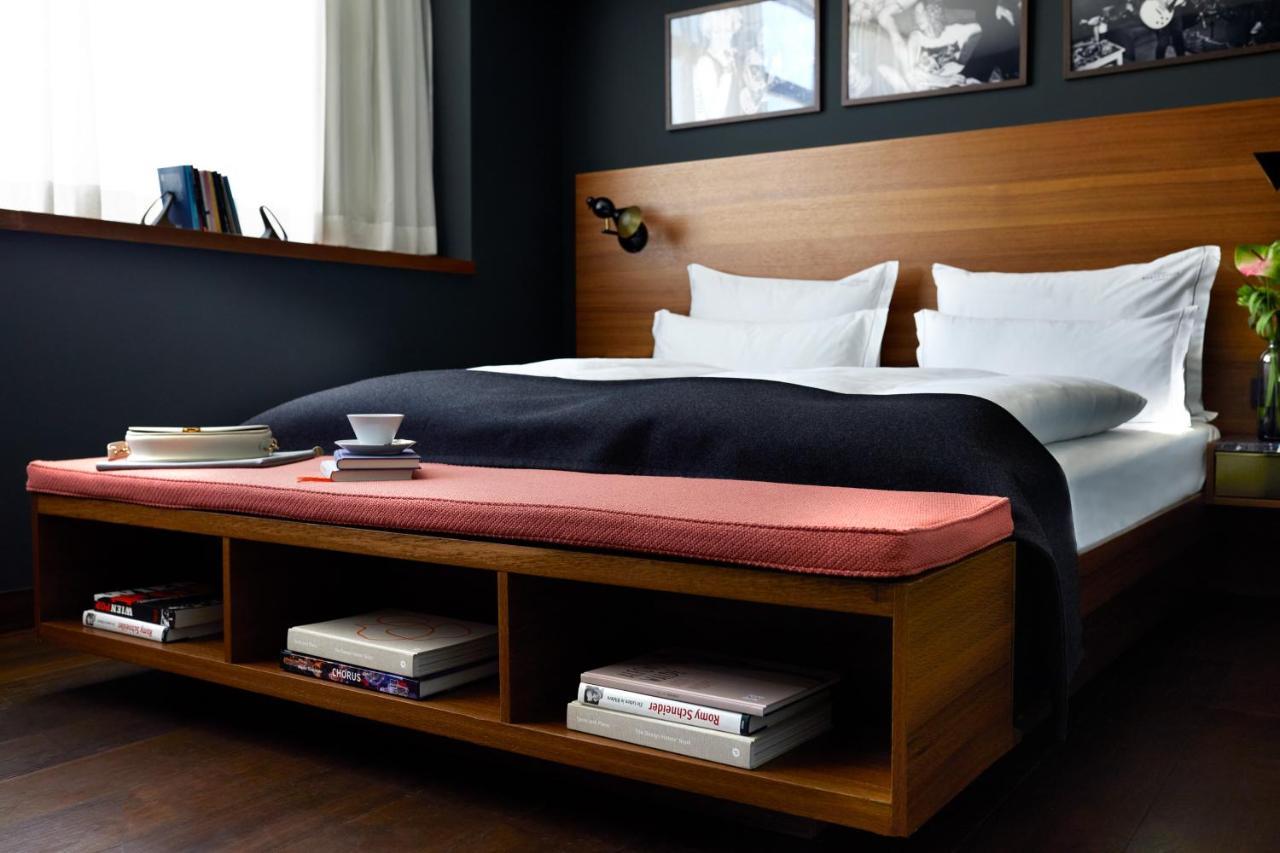 The Guesthouse Wien Eksteriør billede A bed with a storage platform