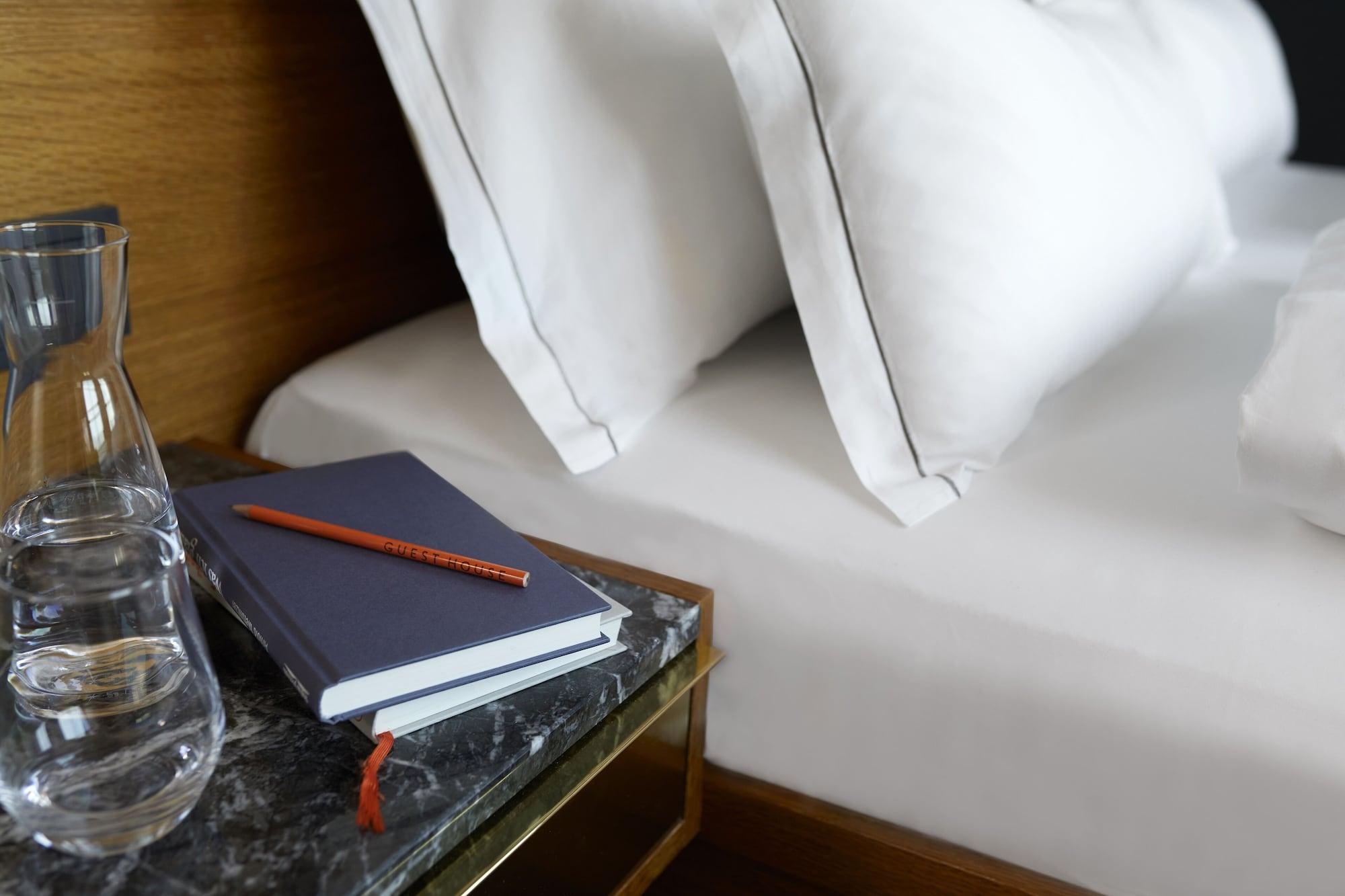 The Guesthouse Wien Eksteriør billede A guest room at the Mandarin Oriental, Paris