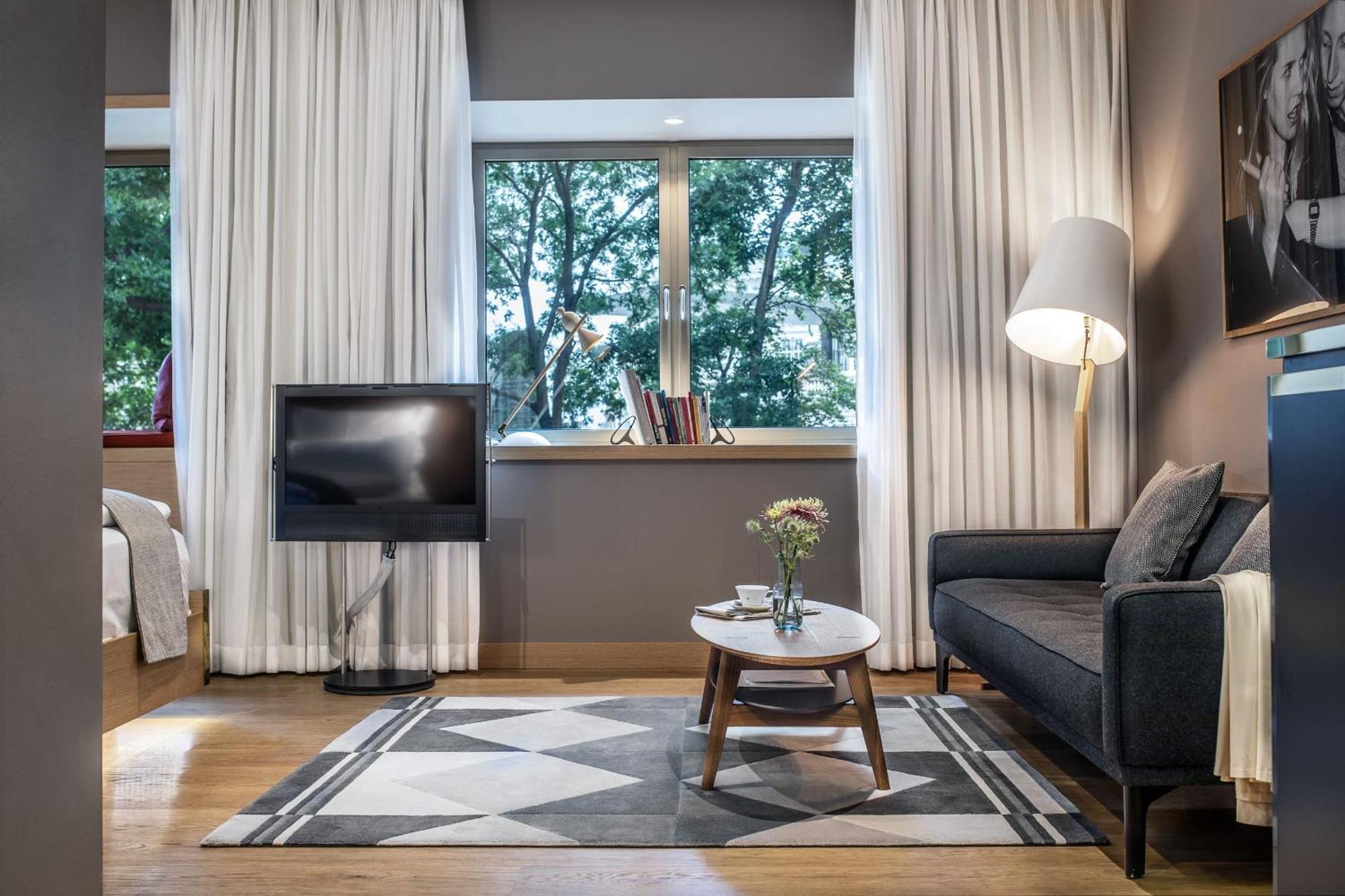 The Guesthouse Wien Eksteriør billede A living room in a serviced apartment in Warsaw, Poland