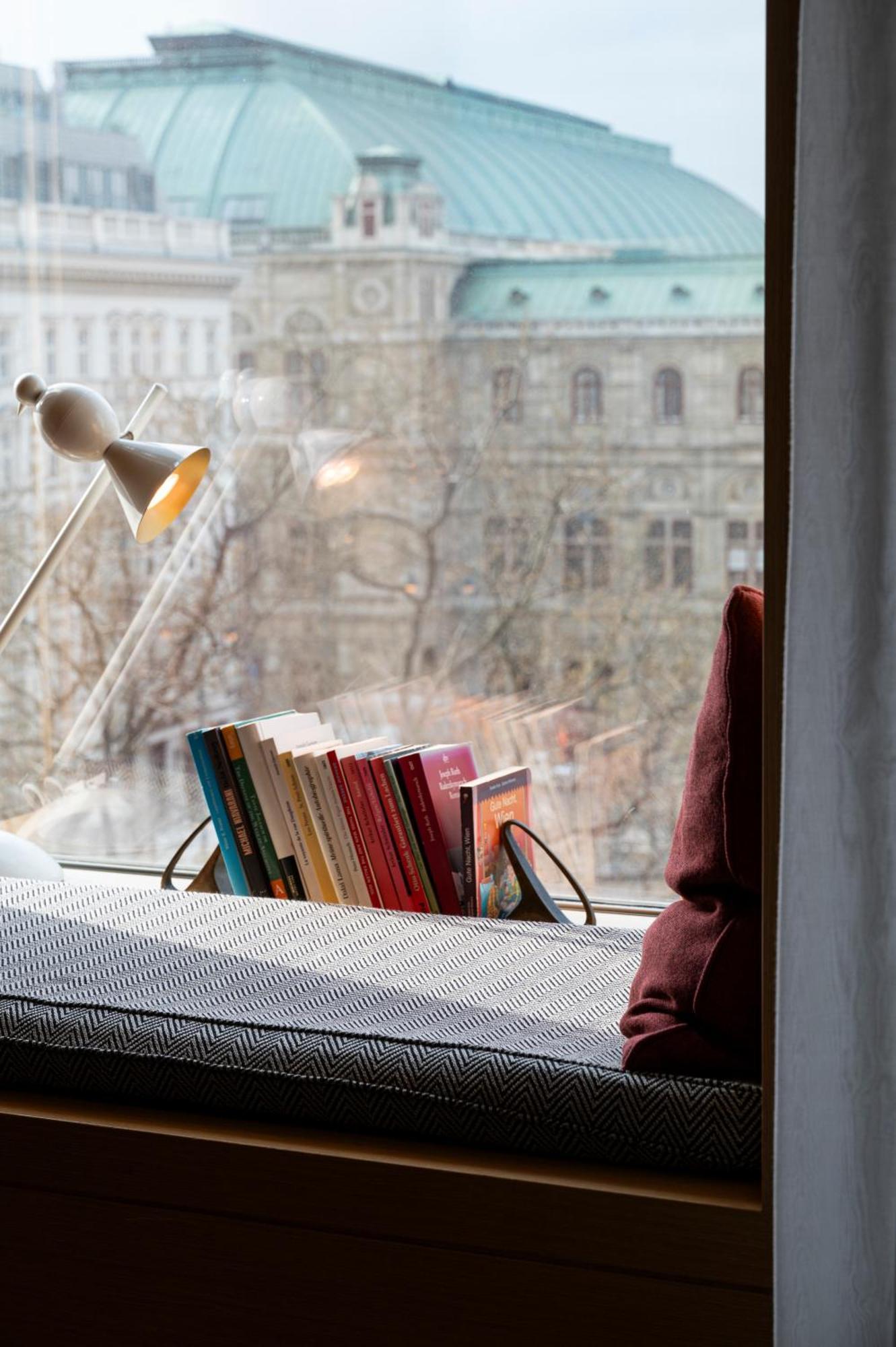 The Guesthouse Wien Eksteriør billede Books on a windowsill