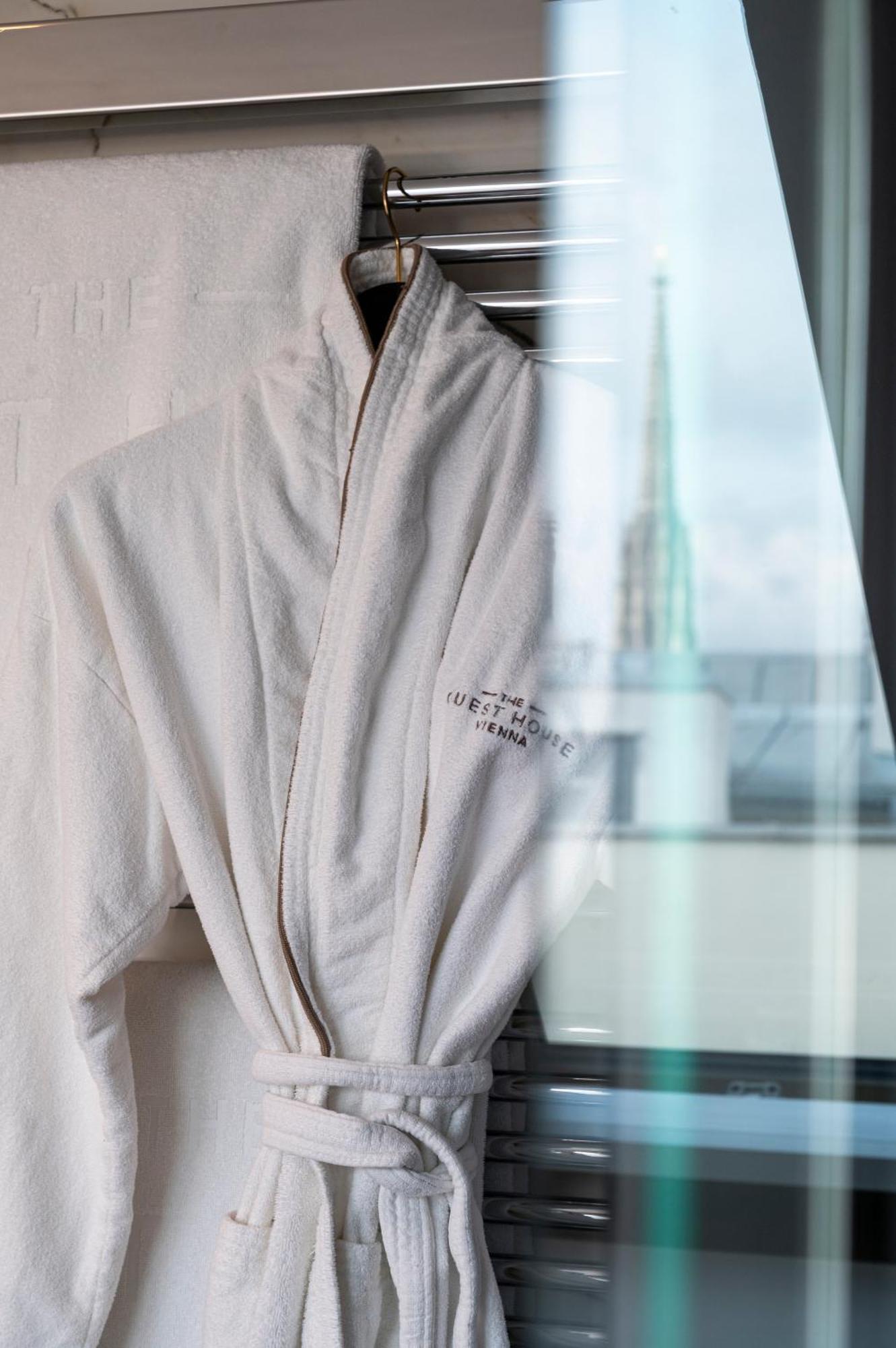 The Guesthouse Wien Eksteriør billede A bathrobe
