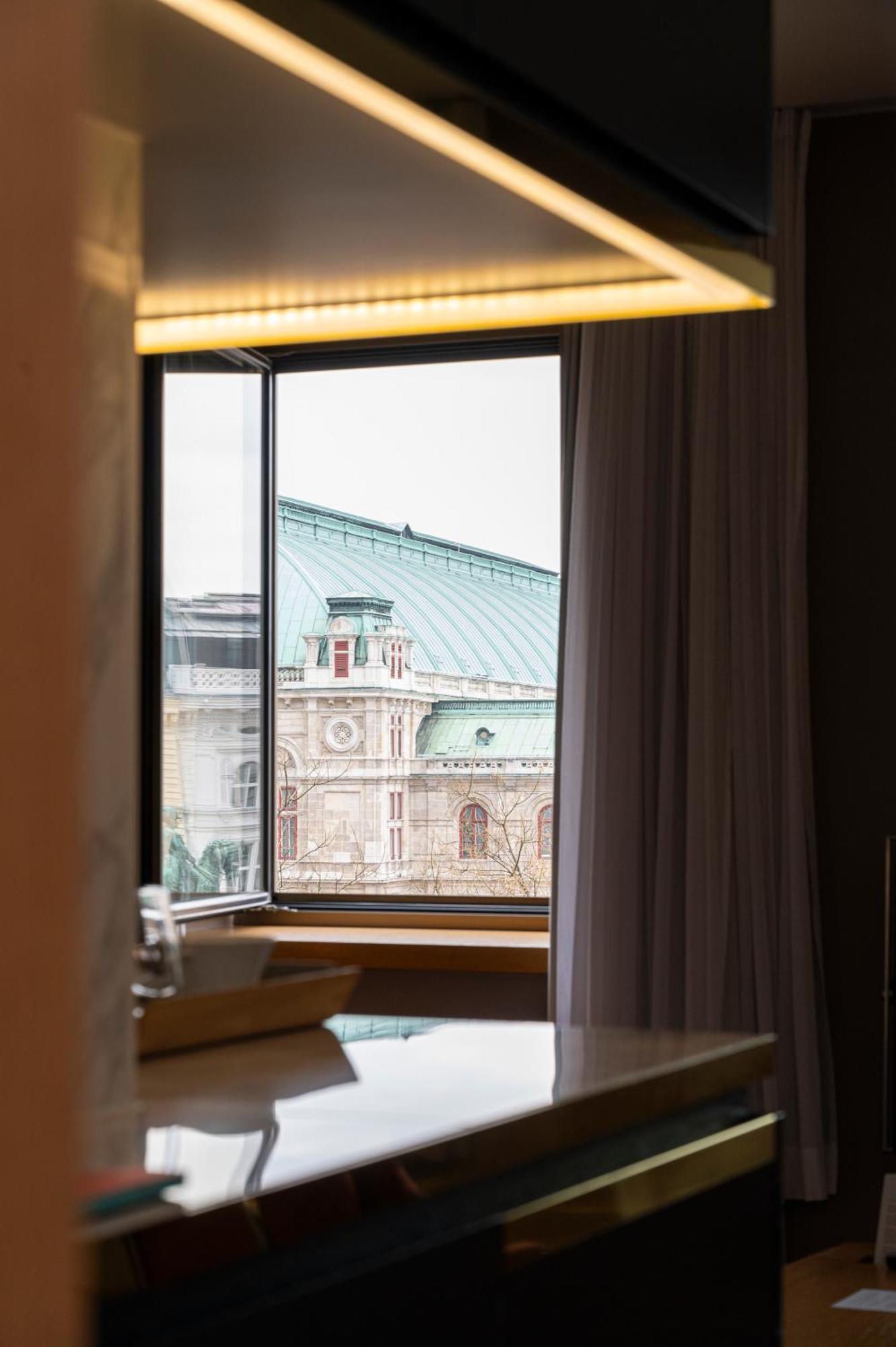 The Guesthouse Wien Eksteriør billede A window with a curtain