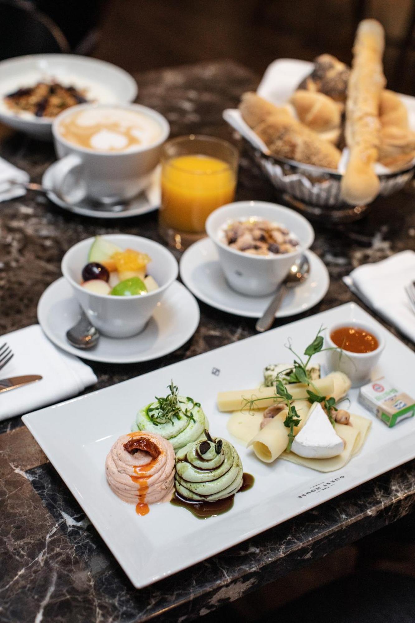 The Guesthouse Wien Eksteriør billede A light breakfast