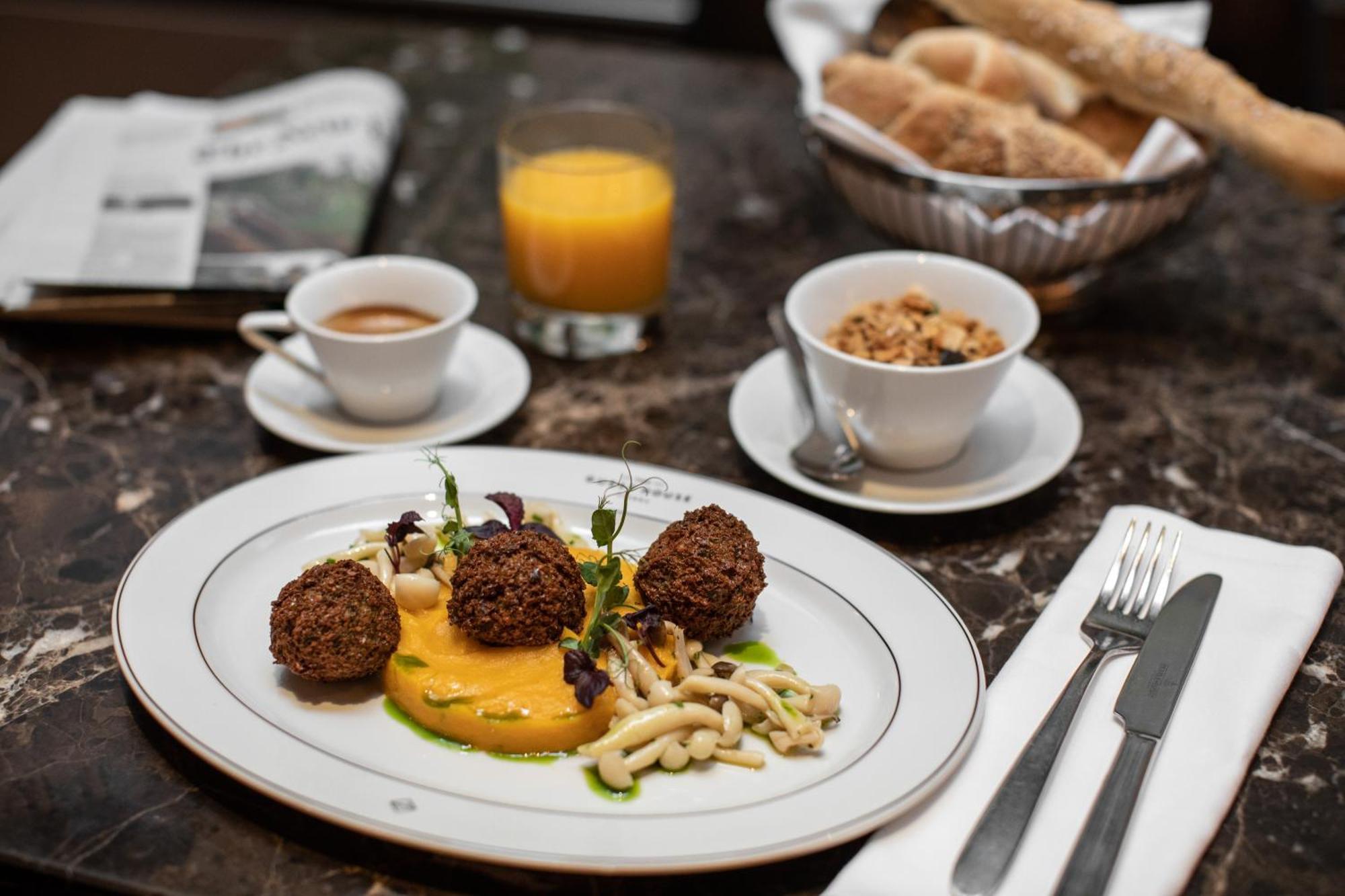 The Guesthouse Wien Eksteriør billede A breakfast at the restaurant